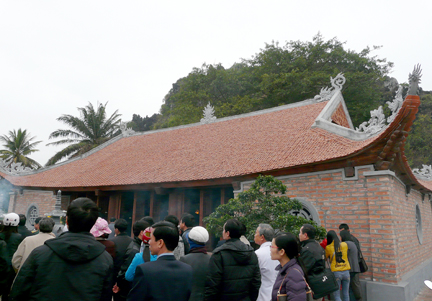 Đông đảo nhân dân về dự, dâng hương tại đền thờ Nữ tướng Lê Chân tại Khu du tích Núi Voi (An Lão) trong ngày khánh thành